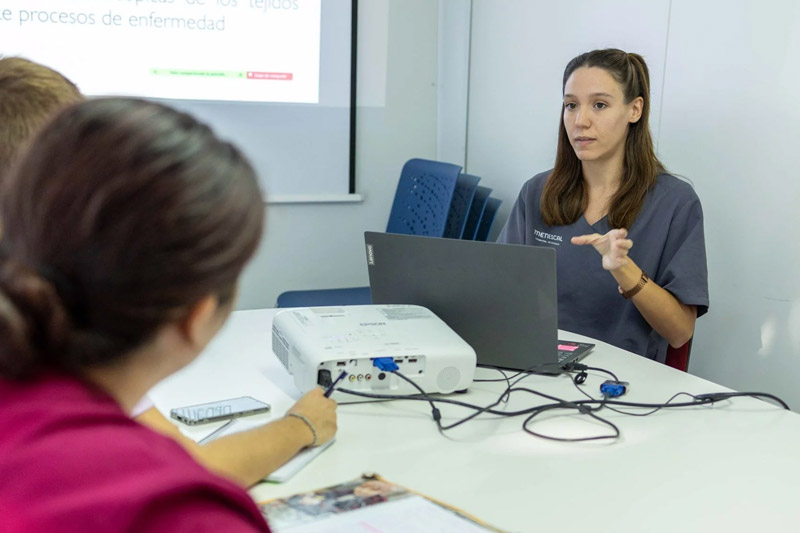 Prácticas de laboratorio clínico en el curso de auxiliar veterinario